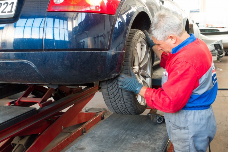 vente-ST MARTIN VESUBIE-min_auto_repair_repair_lift_auto_mechanic_work_clothes_master_professional_man_of_the_fold-685629