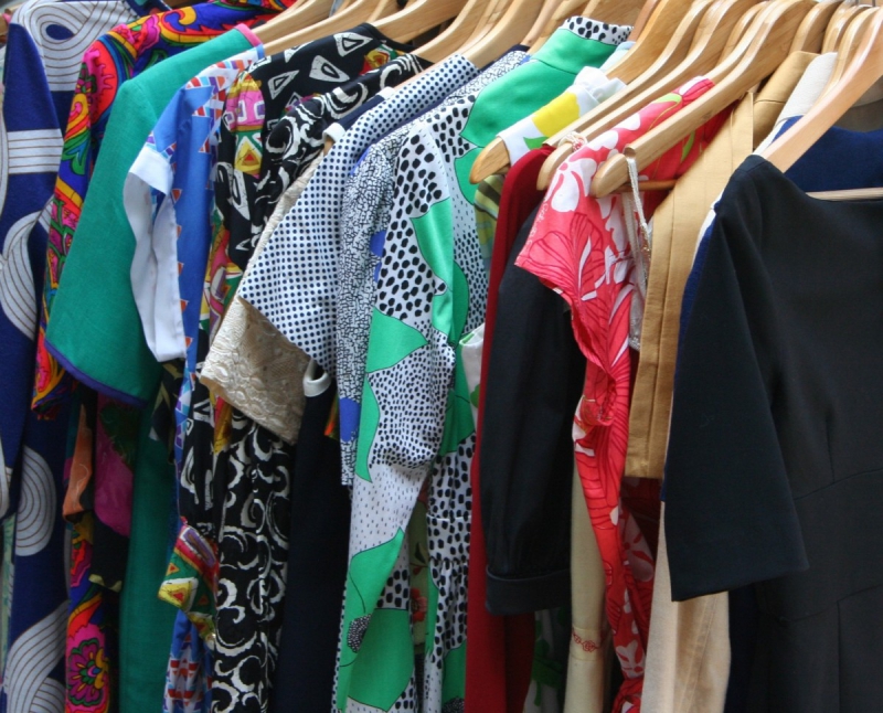 vente-ST MARTIN VESUBIE-min_dresses_apparel_clothing_clothes_clothes_hangers_wooden_hangers_retail_shop_closet-1149845